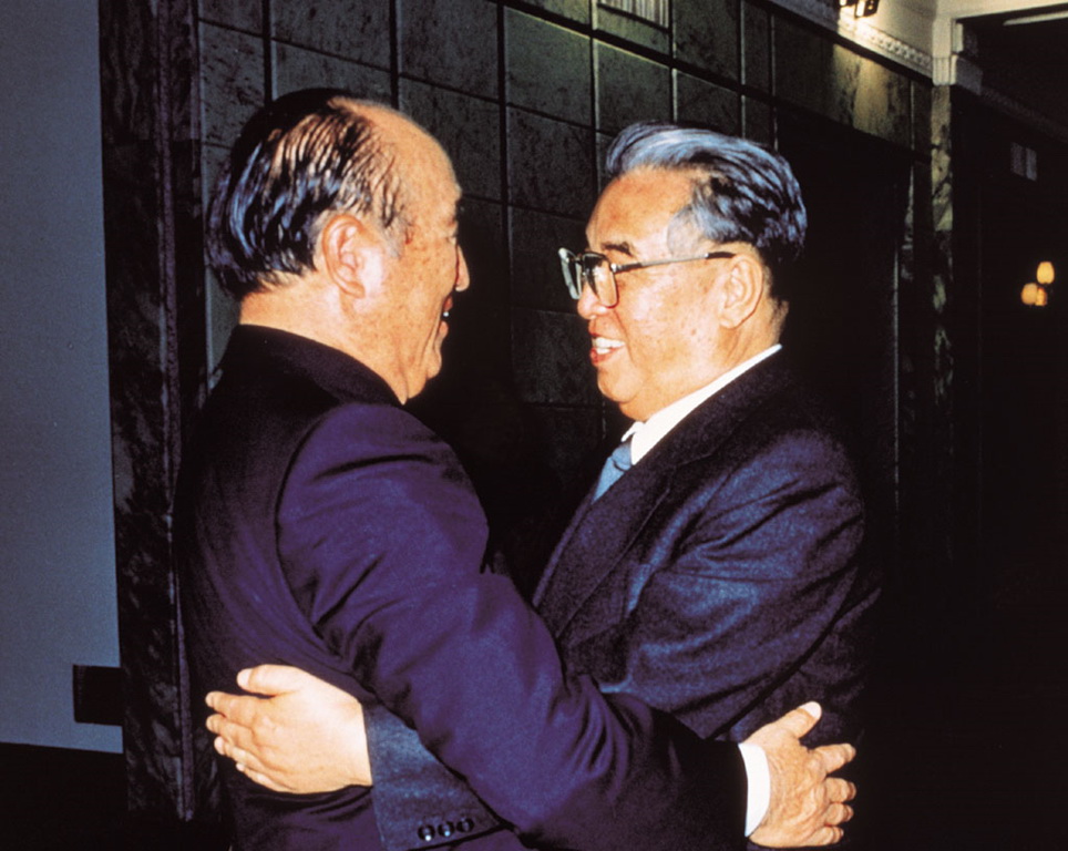 1991年12月6日、北朝鮮のマジョン主席公館の玄関口で歓迎のために出迎えた金日成主席＝右＝と抱擁する文鮮明