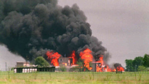 1993年4月20日、テキサス州ウェイコにあるブランチ・デビディアンの本拠地は、FBIと銃撃戦の末に炎に包まれ、教祖を含め81名が死亡した