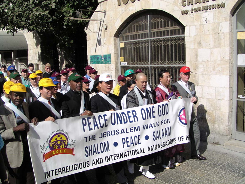 2003年10月22日、中東平和イニシアチブの一環としてエルサレムの旧市街で平和行進を行う平和大使ら（筆者撮影）